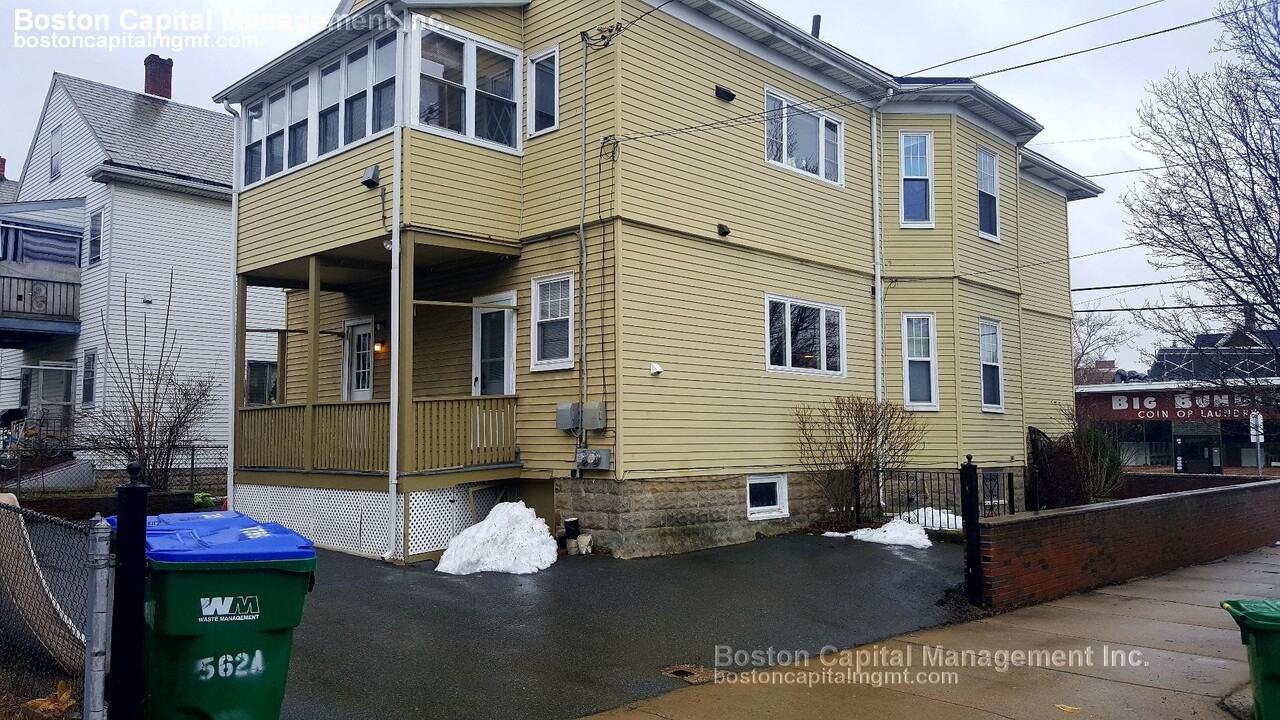 562 Main St, Unit 2 in Medford, MA - Building Photo
