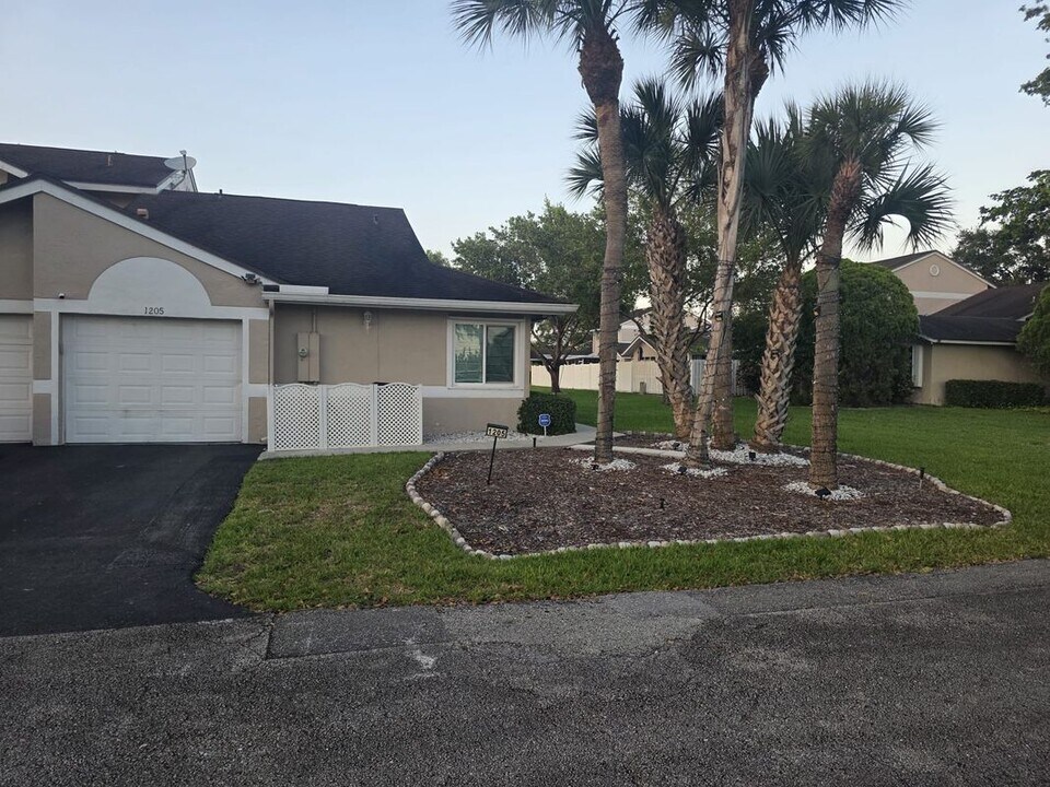 1205 NW 50th St in Deerfield Beach, FL - Building Photo