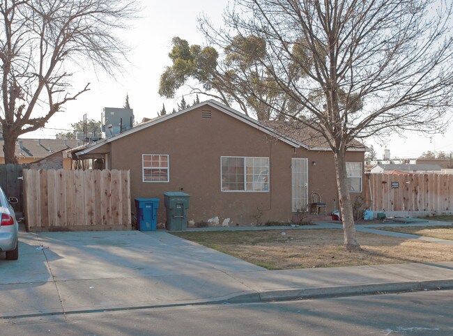 2460 Lawrence St in Ceres, CA - Foto de edificio - Building Photo