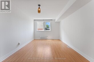 985-985 Kingsway Dr in Burlington, ON - Building Photo - Building Photo