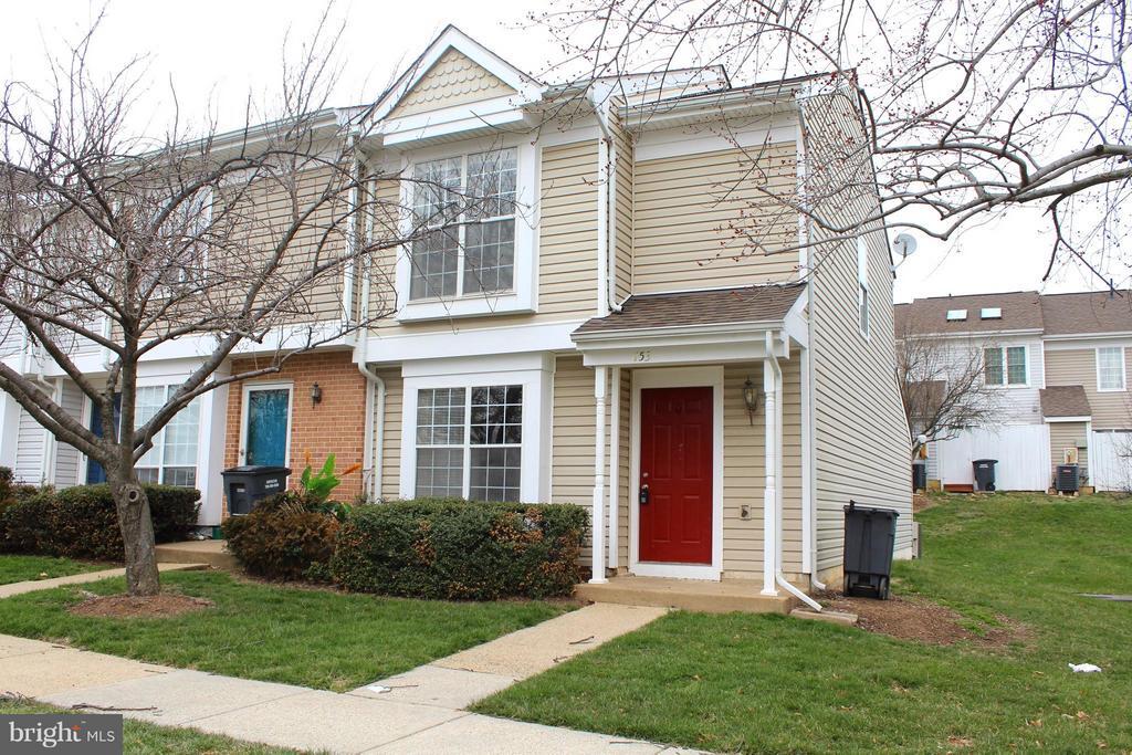 153 Edinburgh Square in Sterling, VA - Building Photo