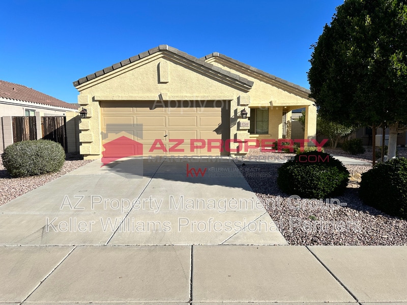 17514 W Watson Ln in Surprise, AZ - Building Photo