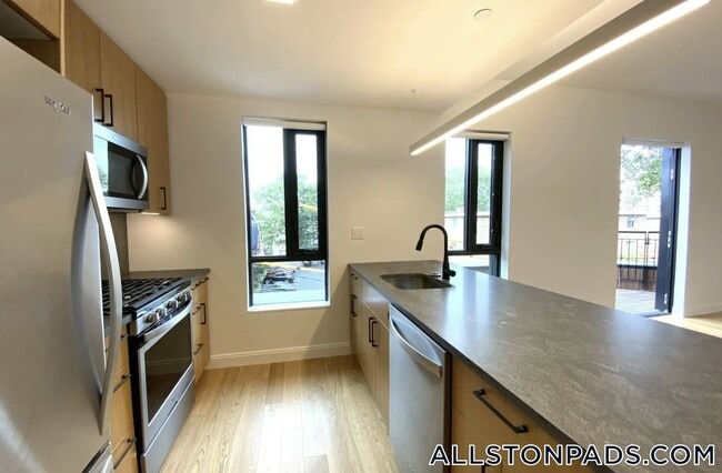 83 Gardner St, Unit 309 in Boston, MA - Building Photo - Building Photo