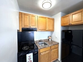 Carole House Apartments in Upper Darby, PA - Foto de edificio - Building Photo
