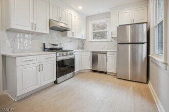 2 Meeker Pl in Millburn, NJ - Building Photo - Building Photo