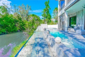 4064 Full Moon Ct in Naples, FL - Foto de edificio - Building Photo