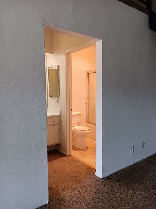 10965 Fruitland Dr, Unit 314 in Los Angeles, CA - Foto de edificio - Building Photo