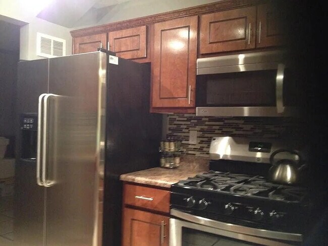 Room in House on Beethoven Cir in Riverdale, GA - Building Photo - Building Photo
