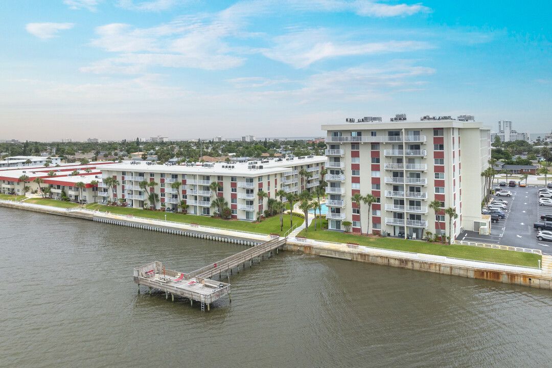 Riverside Condominium in Daytona Beach, FL - Foto de edificio