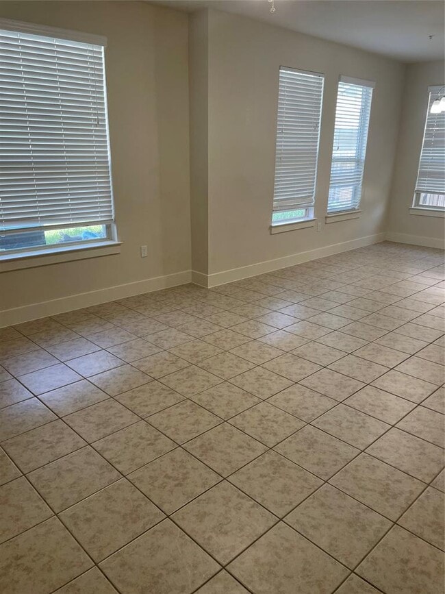 property at 2212 Creekside Ln