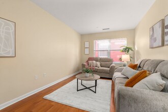 327 Centre St, Unit 308 in Boston, MA - Foto de edificio - Building Photo