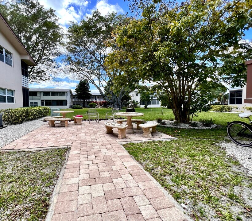 432 Chatham U in West Palm Beach, FL - Building Photo