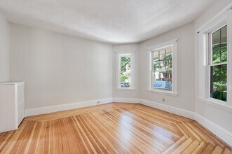 36 Granville Rd in Cambridge, MA - Foto de edificio - Building Photo