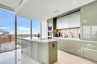 18975 Collins Ave, Unit 3304 in Sunny Isles Beach, FL - Foto de edificio - Building Photo