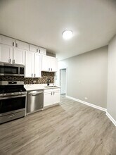 7233 N Damen Ave in Chicago, IL - Foto de edificio - Building Photo