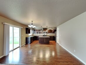 468 Tulip Ave in Woodburn, OR - Building Photo - Building Photo