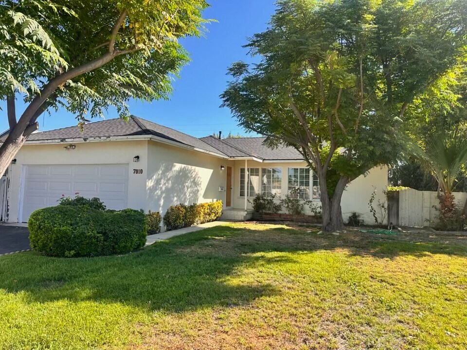 7010 Cozycroft Ave in Winnetka, CA - Foto de edificio