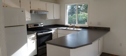 2427 Forest View Dr in Bellingham, WA - Building Photo - Building Photo