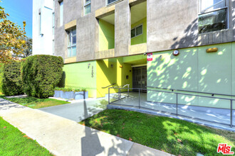 2400 Corinth Ave-Unit -8 in Los Angeles, CA - Foto de edificio - Building Photo