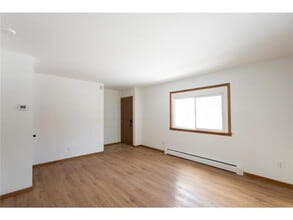 6412 Xenium Ln N in Maple Grove, MN - Building Photo - Building Photo