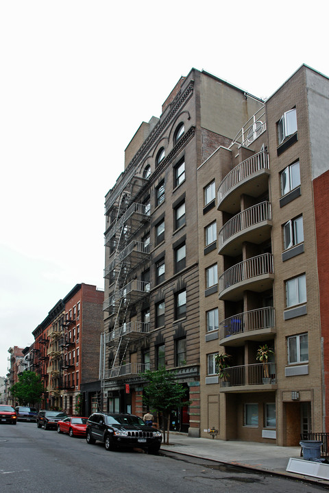 211-215 W 20th St in New York, NY - Building Photo