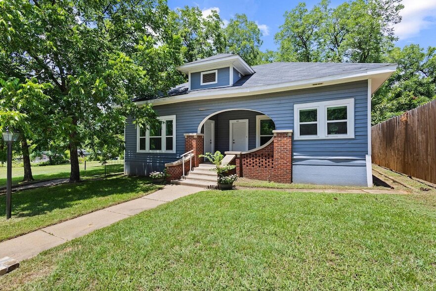 421 W Morton St in Denison, TX - Foto de edificio