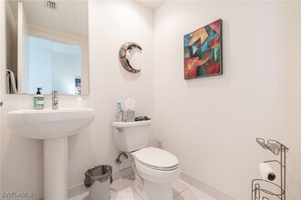 3000 Oasis Grand Blvd in Ft. Myers, FL - Building Photo - Building Photo