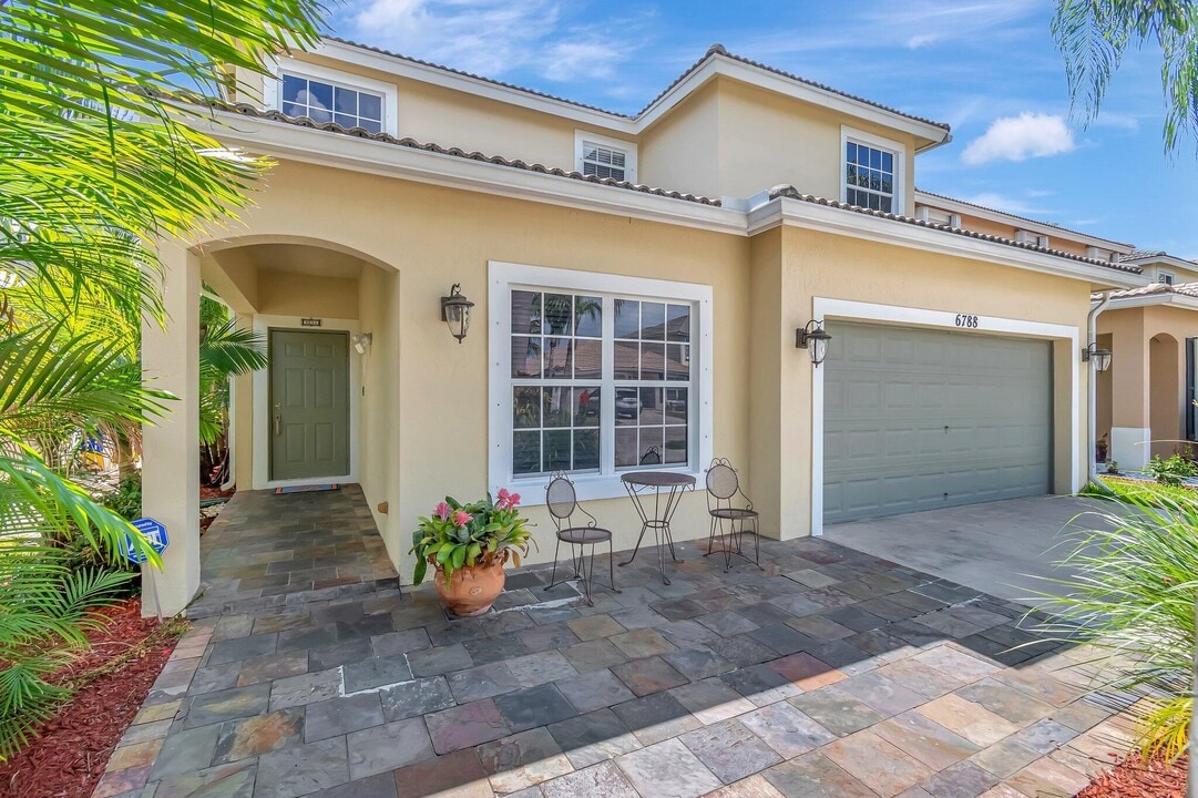 6788 Hendry Dr in Greenacres, FL - Building Photo