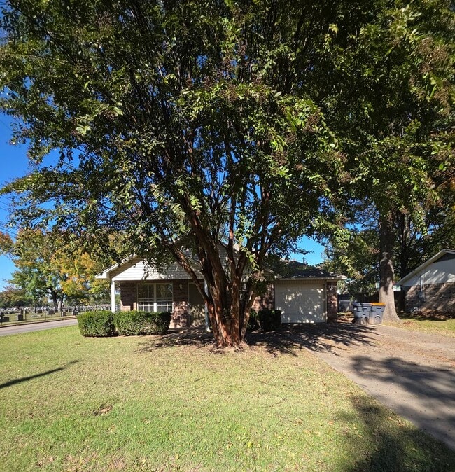 401 E 11th St in Russellville, AR - Building Photo - Building Photo