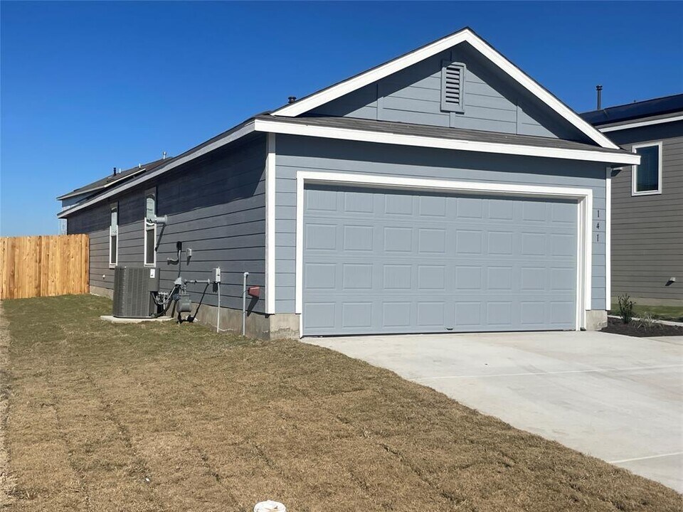 141 Basalt Dr in Maxwell, TX - Building Photo