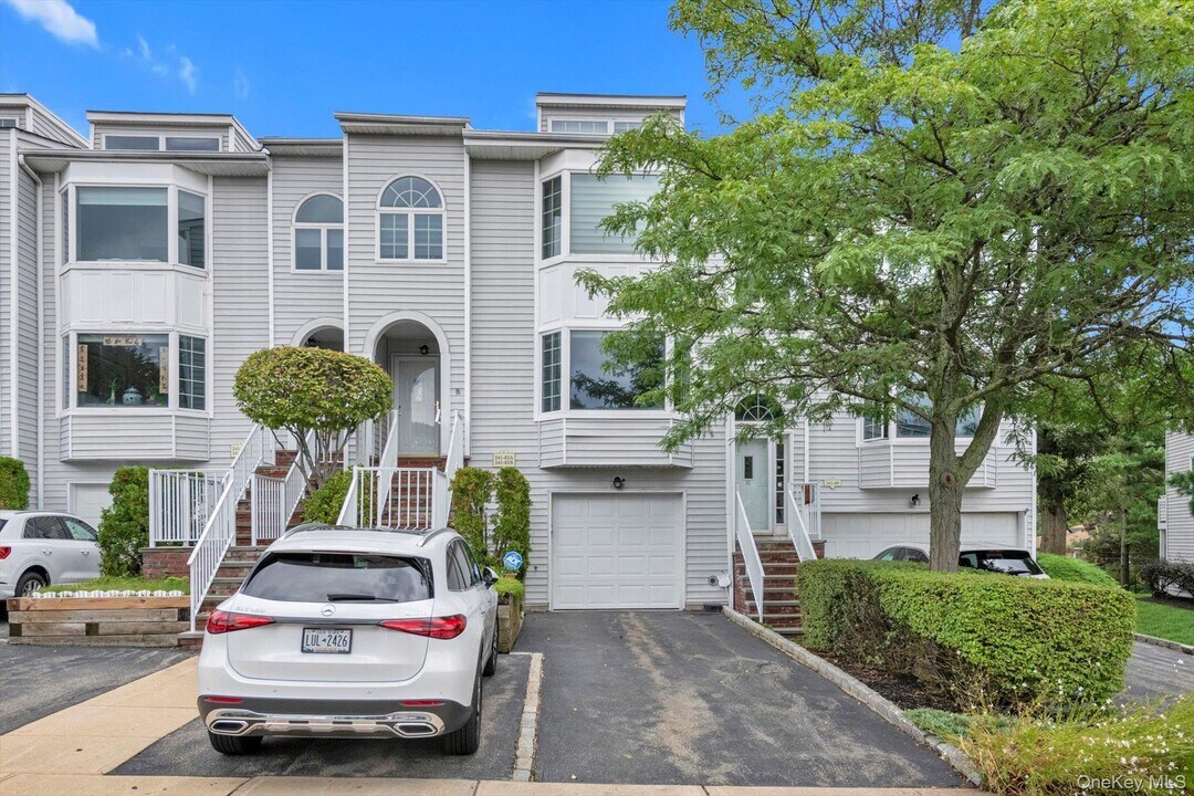2-41 Oak Park Dr in Queens, NY - Building Photo