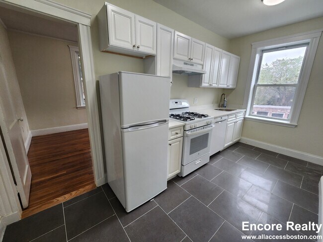 31 James St, Unit #4 in Brookline, MA - Foto de edificio - Building Photo