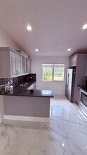 8033 Lake Dr in Doral, FL - Building Photo - Building Photo