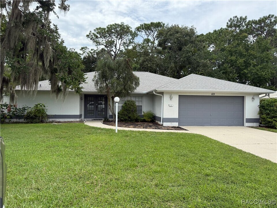 69 Sycamore Cir in Homosassa, FL - Building Photo