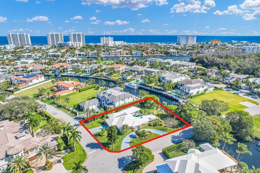 300 E Coconut Palm Rd in Boca Raton, FL - Building Photo