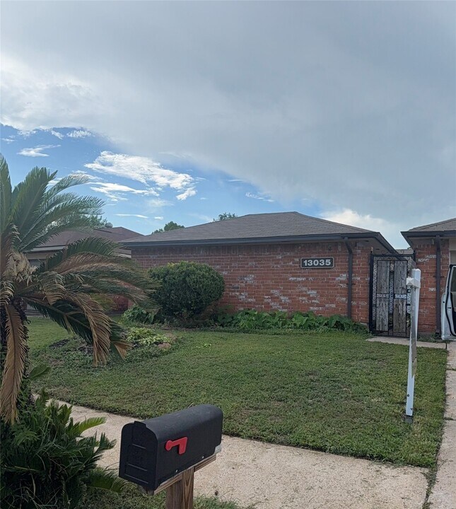 13035 Bassford Dr in Houston, TX - Building Photo