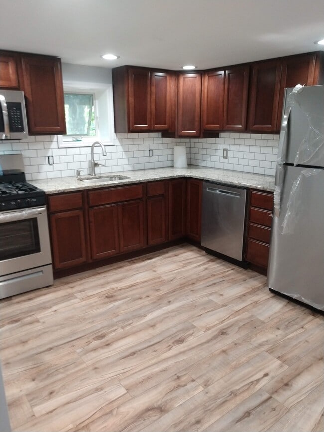 24 Manhasset Ave