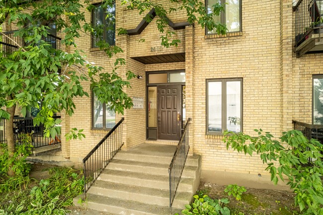 2530 Saint-Antoine Rue O in Montréal, QC - Building Photo - Building Photo