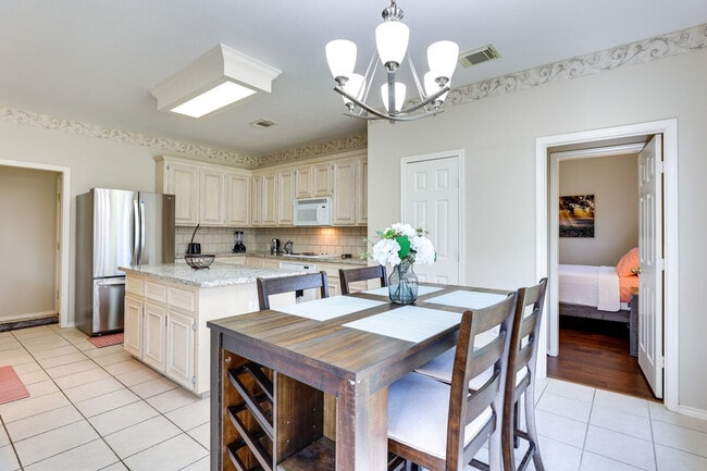 5911 Indian Hills Ln in Sugar Land, TX - Building Photo - Building Photo