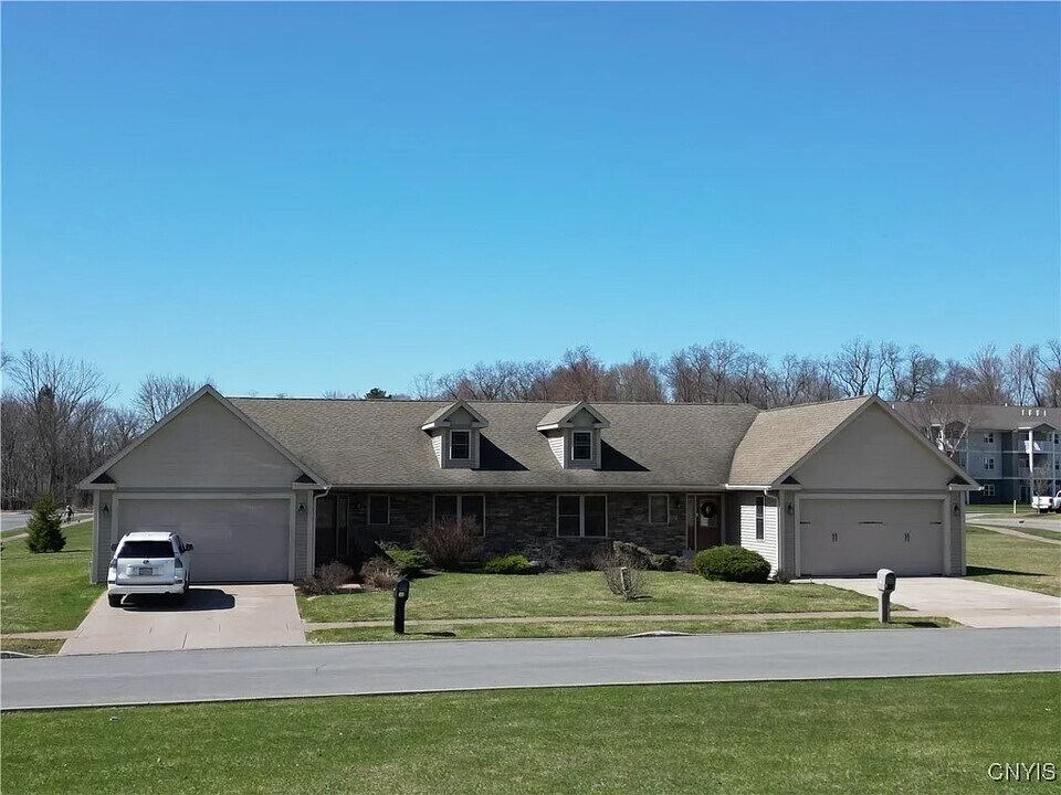 1771 Independence Sq in Utica, NY - Foto de edificio