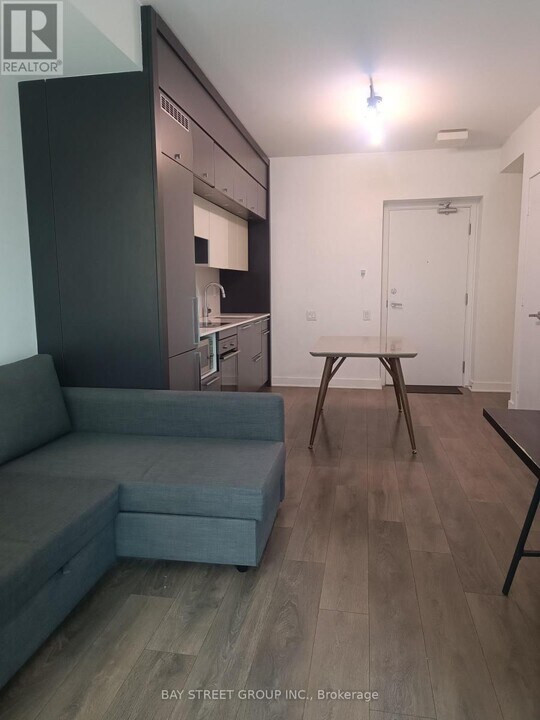 15-1215 Grenville St in Toronto, ON - Building Photo