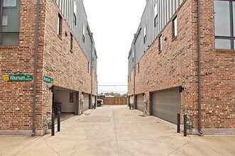 1405 Bronson Ct in Dallas, TX - Building Photo - Building Photo