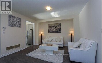 10 Hashmi Pl in Brampton, ON - Building Photo - Building Photo