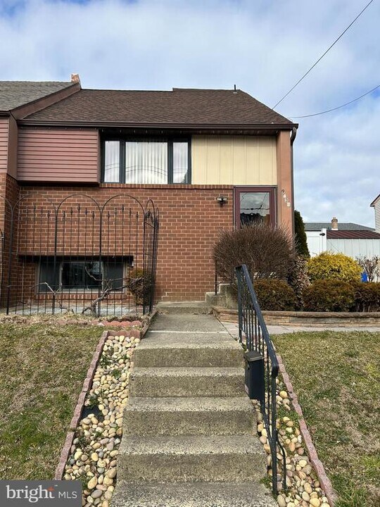 9236 Old Newtown Rd in Philadelphia, PA - Building Photo