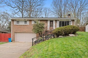 332 Holiday Park Dr in Pittsburgh, PA - Building Photo