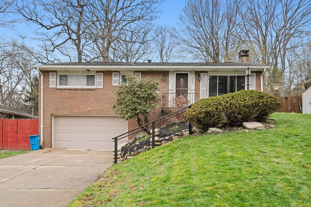332 Holiday Park Dr in Pittsburgh, PA - Building Photo