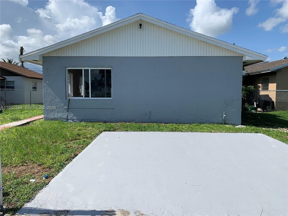 756 NW 5th St in Florida City, FL - Building Photo
