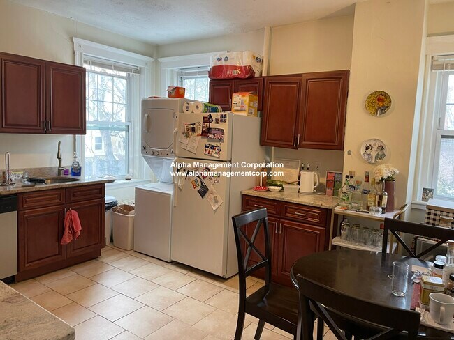 726 Washington St, Unit 5 in Brookline, MA - Building Photo - Building Photo