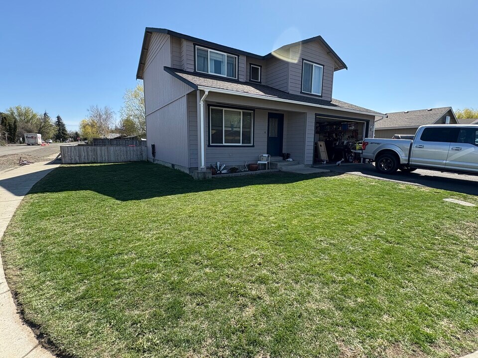 108 Benton St in Kittitas, WA - Building Photo