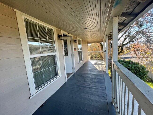 1247 SE Cobb St in Roseburg, OR - Building Photo - Building Photo